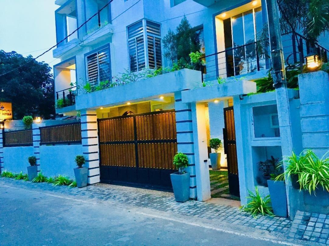 8 Plus Motels نيجومبو المظهر الخارجي الصورة