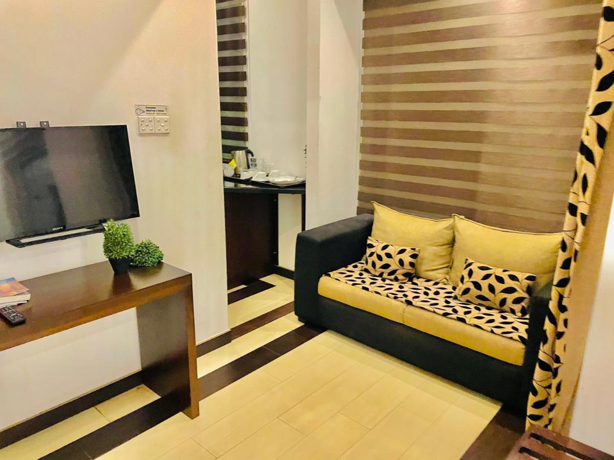 8 Plus Motels نيجومبو المظهر الخارجي الصورة
