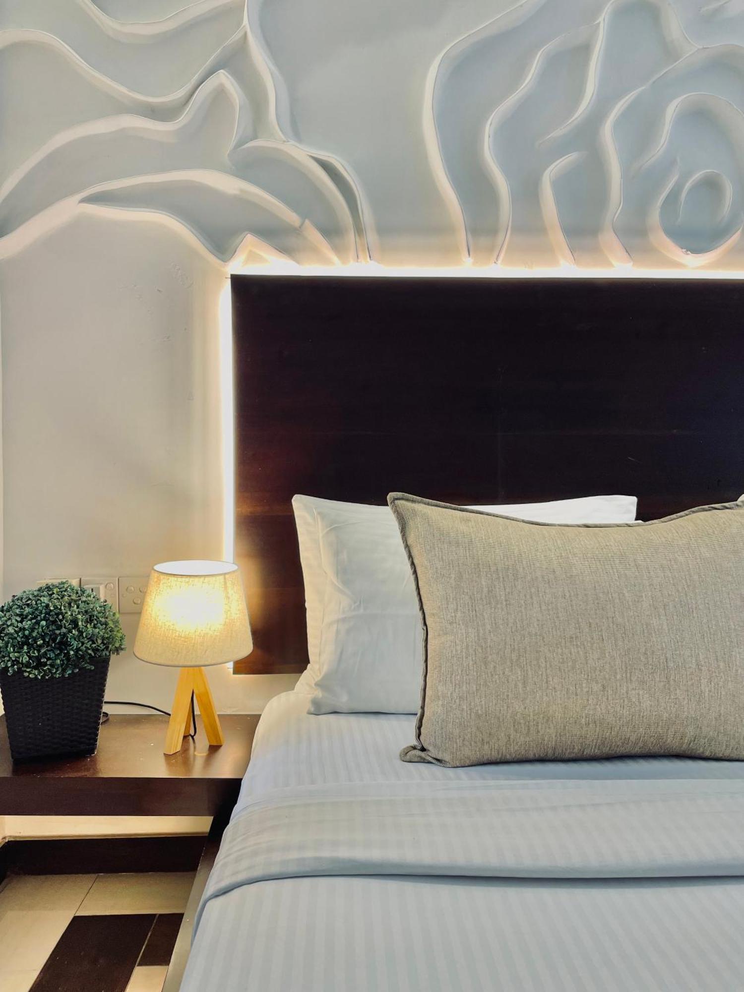 8 Plus Motels نيجومبو المظهر الخارجي الصورة