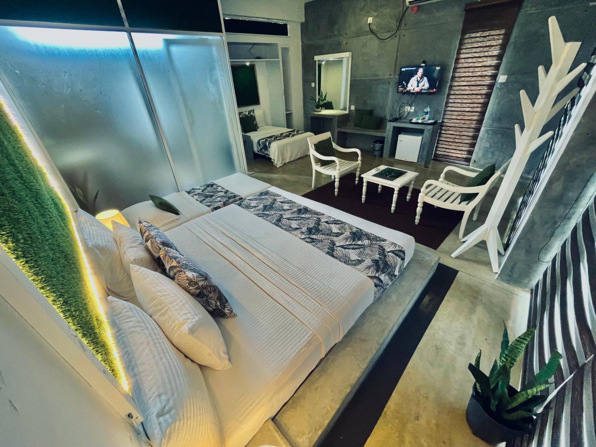 8 Plus Motels نيجومبو المظهر الخارجي الصورة